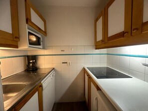 Refrigerador, microondas, lavavajillas y cafetera y tetera 