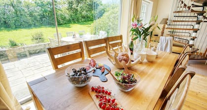 Glan Gors Felin - sleeps 8 guests in 4 bedrooms