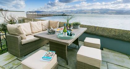 Craig Hyfryd - a coastal that sleeps 12 guests in 6 bedrooms