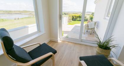 Ynys Las - a sea view that sleeps 4 guests in 2 bedrooms
