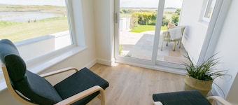 Ynys Las - a sea view that sleeps 4 guests in 2 bedrooms