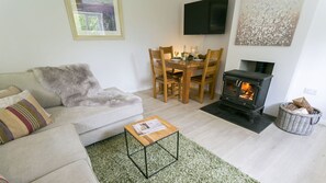 TV - Tyn Llidiart -  a remote that sleeps 3 guests  in 2 bedrooms (Bodorgan)