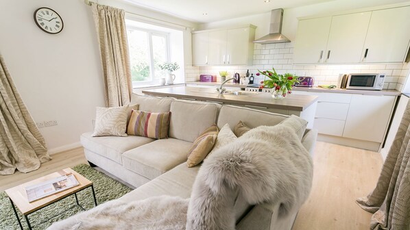 TV - Tyn Llidiart -  a remote that sleeps 3 guests  in 2 bedrooms (Bodorgan)