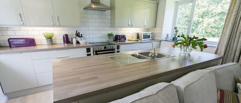 Een koelkast, een microgolfoven, een oven, een vaatwasser