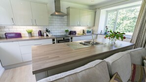 Fridge, microwave, oven, dishwasher - Tyn Llidiart -  a remote that sleeps 3 guests  in 2 bedrooms (Bodorgan)