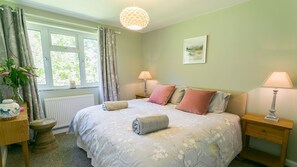 2 bedrooms, iron/ironing board, travel crib, WiFi - Tyn Llidiart -  a remote that sleeps 3 guests  in 2 bedrooms (Bodorgan)