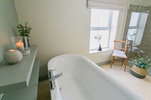 Hair dryer, towels - Ty Medi - a town that sleeps 6 guests in 4 bedrooms (Beaumaris)
