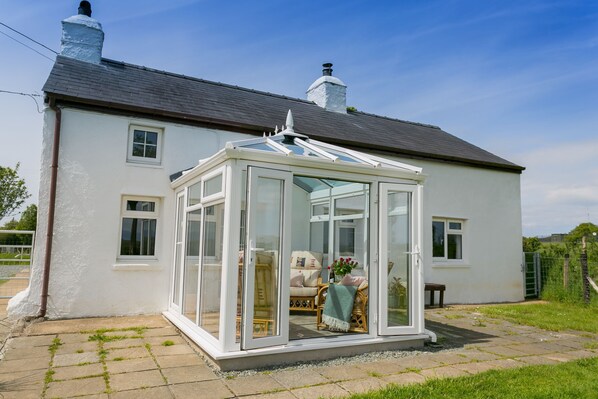 Exterior - Cwter Hywel - a cosy fire that sleeps 6 guests in 3 bedrooms (Llandrygarn)