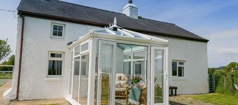 Cwter Hywel -  a cosy fire that sleeps 6 guests  in 3 bedrooms