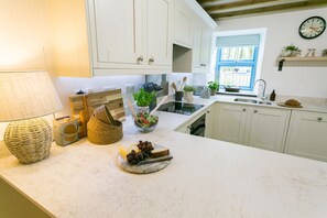 ثلاجة، ميكروويف، فرن، غسالة أطباق