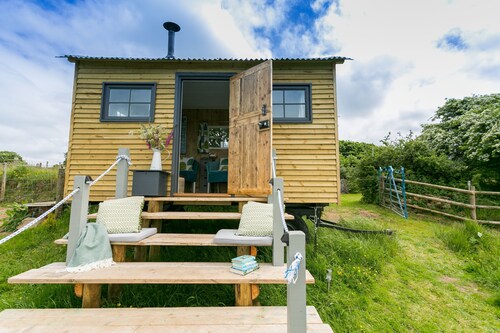 Ynys Hideout -  a dog that sleeps 2 guests  in 1 bedroom