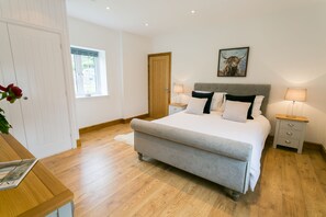 3 bedrooms, iron/ironing board, travel cot, free WiFi - Carrog Barn -  a ground floor bedroom that sleeps 6 guests  in 3 bedrooms (Bodorgan)