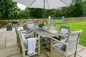Outdoor dining - Carrog Barn -  a ground floor bedroom that sleeps 6 guests  in 3 bedrooms (Bodorgan)