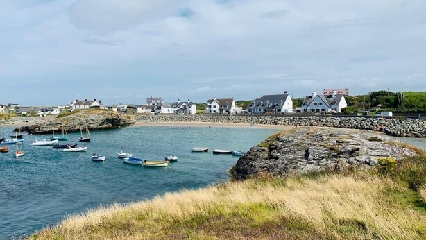 A coastal town with houses along the water, boats in the bay, and a rocky shoreline. - Tideaway -  a coastal that sleeps 4 guests  in 2 bedrooms (Trearddur Bay)