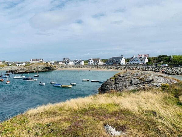 On the beach - Tideaway - a coastal that sleeps 4 guests in 2 bedrooms (Trearddur Bay)