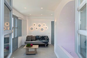 Deluxe Suite with Spa Bath | Sábanas de algodón egipcio, ropa de cama de alta calidad, caja fuerte