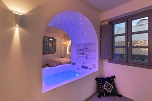 Deluxe Suite with Spa Bath - BlackStone Luxury Suites (Santorini)