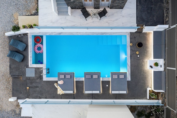 Una piscina al aire libre de temporada