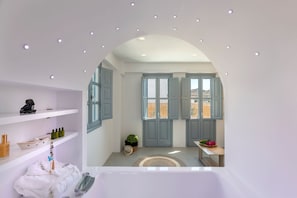 Deluxe Suite with Spa Bath | Bettwäsche aus ägyptischer Baumwolle, hochwertige Bettwaren, Zimmersafe