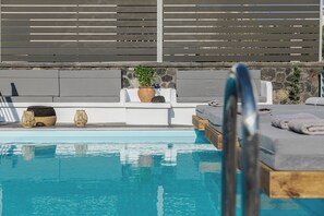 Una piscina al aire libre de temporada