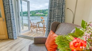 TV, caminetto, altoparlanti intelligenti