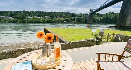 Noddfa - a sea view that sleeps 4 guests in 2 bedrooms