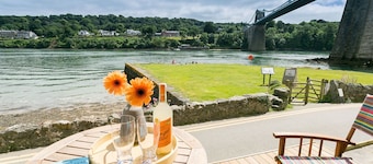 Noddfa - a sea view that sleeps 4 guests in 2 bedrooms