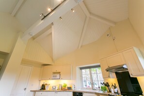 Fridge, microwave, oven, dishwasher - Cae Mab Dafydd -  a cosy fire that sleeps 3 guests  in 2 bedrooms (Llanfairfechan)