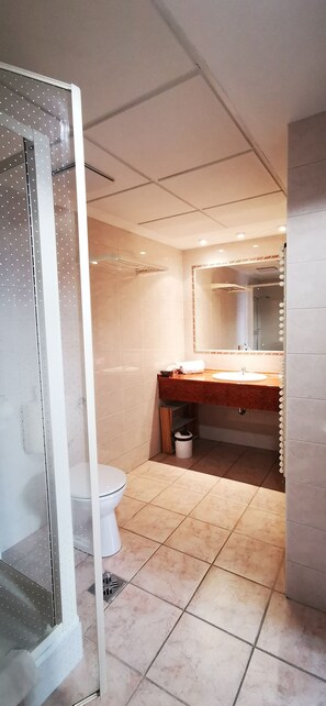 Family Quadruple Room | Bathroom - Ágnes Hotel (Hévíz)