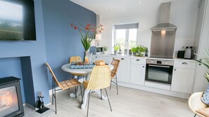 Een koelkast, een magnetron, een oven, een vaatwasser