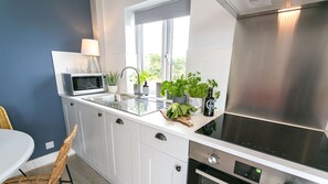 Kühlschrank, Mikrowelle, Ofen, Geschirrspüler