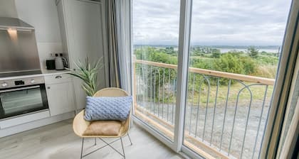 Tan Yr Allt - a sea view that sleeps 4 guests in 2 bedrooms