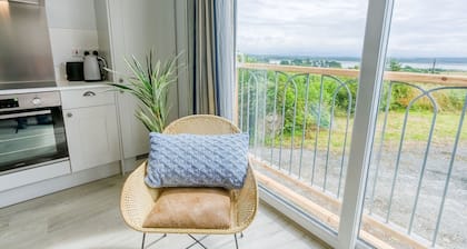 Tan Yr Allt -  a sea view that sleeps 4 guests  in 2 bedrooms