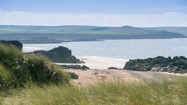 A coastal landscape with a sandy beach, rocky outcrops, and grassy areas. - Borth Bach -  an on the beach that sleeps 4 guests  in 2 bedrooms (Rhosneigr)