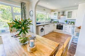 Fridge, microwave, oven, dishwasher - Min y Wygyr - on the beach, sleeps 8 guests in 4 bedrooms (Cemaes Bay)