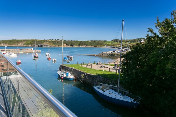 Marina - Min y Wygyr - on the beach, sleeps 8 guests in 4 bedrooms (Cemaes Bay)