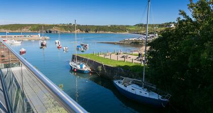 Min y Wygyr - on the beach, sleeps 8 guests in 4 bedrooms