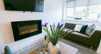Anchor Cottage - a coastal that sleeps 6 guests in 3 bedrooms