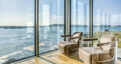 Hen Cymyran -  a house on the beach that sleeps 15 guests  in 8 bedrooms