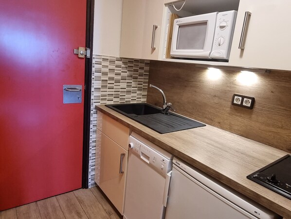 Kjøleskap, mikrobølgeovn, oppvaskmaskin og kaffetrakter/tekoker