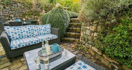 The Hideaway Beaumaris - a near a pub that sleeps 12 guests in 6 bedrooms