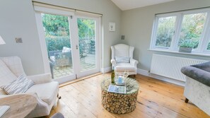 TV, fireplace, stereo - The Hideaway Beaumaris -  a near a pub that sleeps 12 guests  in 6 bedrooms (Beaumaris)