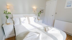 6 habitaciones, tabla de planchar con plancha y cuna de viaje 