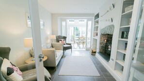 TV, fireplace, stereo - The Hideaway Beaumaris -  a near a pub that sleeps 12 guests  in 6 bedrooms (Beaumaris)