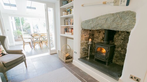 The Hideaway Beaumaris -  a near a pub that sleeps 12 guests  in 6 bedrooms