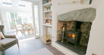 The Hideaway Beaumaris - a near a pub that sleeps 12 guests in 6 bedrooms