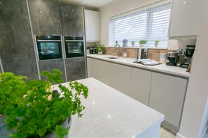 Full-sized fridge, microwave, oven, dishwasher - Coed Helyg -  a coastal that sleeps 14 guests  in 7 bedrooms (Abersoch)