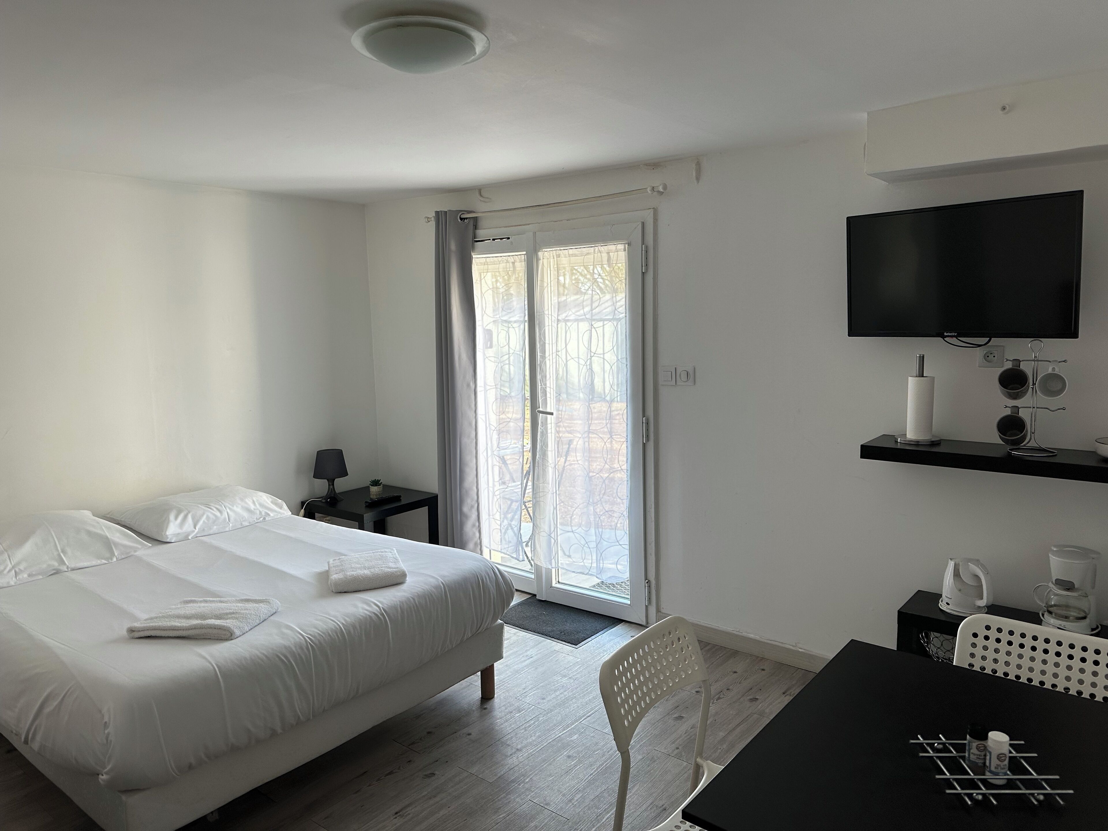 1 makuuhuone, tallelokero huoneessa, silitysrauta/-lauta