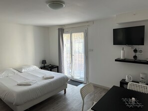 1 soverom, safe på rommet, strykejern/-brett og reiseseng for barn