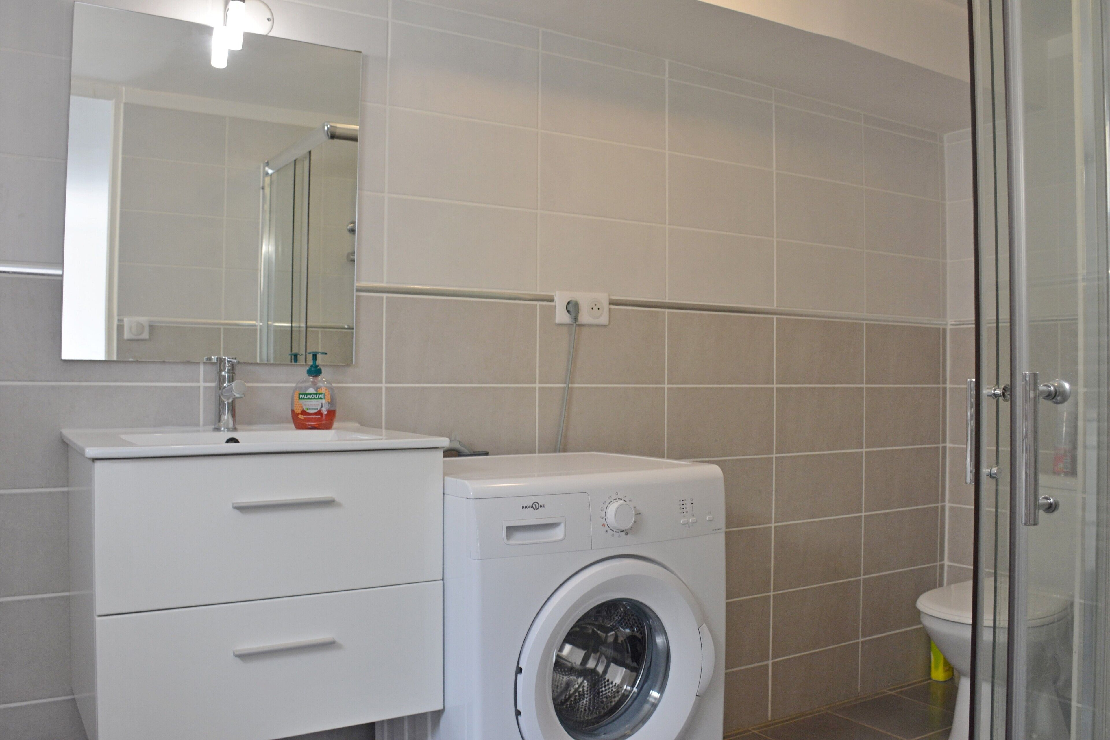 Een douche,  milieuvriendelijk toiletgerief, een haardroger, handdoeken